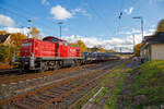 Die 294 888-3 (98 80 3294 888-3 D-DB), eine remotorisierte V 90 der DB Cargo AG fährt am 01.11.2021 mit einem Warmband-Coilzug vom Rbf Kreuztal nach Ferndorf.