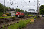 Die 294 855-2 (98 80 3294 855-2 D-DB), eine remotorisierte V 90 der DB Cargo AG fährt am 03 Juni 2004 als Lz vom Gbf Kreuztal los, hinten das ehem.