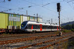Nun mit VIAS-Logo....
Der für die VIAS Rail GmbH fahrende 2-teilige Stadler FLIRT VIAS ET 221105 (94 80 0426 104-6 D-VIASR / 94 80 0826 104-2 D-VIASR), ex DB 426 104-6 / 826 104-2, ex Abellio Rail NRW - ET 22 2105, fährt am 05 September 2024, als RB 91  Ruhr-Sieg-Bahn  von Siegen Hbf nach Hagen Hbf, durch Siegen-Geisweid und erreicht bald den Bahnhof Siegen-Geisweid.

Nach der Insolvenz der Abellio Rail NRW GmbH übernahm, zunächst per Direktvergabe wieder die DB Regio den Verkehr auf der Strecke bis Dezember 2023, seit dem Fahrplanwechsel im Dezember 2023 hat nun nach regulärer Vergabe schließlich die VIAS Rail GmbH den Schienenpersonennahverkehr (RE 16 / RB 91) bis Dezember 2034 übernommen. VIAS Rail ist ein 100 %iges Tochterunternehmen der R.A.T.H.-Gruppe. Wobei die Triebzüge weiterhin der CBRail Leasing s.à.r.l. (Luxembourg) gehören und nun weiter von der VIAS Rail GmbH geleast sind.

Dieser Triebzug wurde 2007 von Stadler Pankow GmbH in Berlin unter den Fabriknummer 37662 gebaut.
