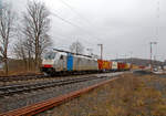 Die an die LINEAS vermietete Railpool 186 502 (91 80 6186 502-1 D-Rpool) f�hrt am 18.03.2021 mit einem Containerzug durch Rudersdorf (Kr.