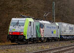 Die BLS Cargo 507, Re 486 507-7 (91 85 4486 507-7 CH-BLSC) fährt am 26.03.202, mit einem KLV-Zug, bei Dillbrecht über Dillstrecke (KBS 445) in nördlicher Richtung.
