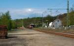 111 011-3 mit dem RE 9 (Rhein-Sieg-Express) Aachen - K�ln - Siegen rauscht am Haltepunkt Brachbach, der jedoch bereits auf der Gemarkung Mudersbach liegt, in Richtung Siegen (30.04.2012).