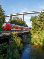   Steuerwagen voraus (geschoben von einer 120.2er) fährt der RE 9 - Rhein-Sieg-Express (Siegen – Köln - Aachen) durch Siegen-Eiserfeld in Richtung Köln, hier überquert er