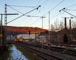   Hier fährt heute keine Bahn mehr – Die Bahnstrecke Siegen-Brachbach ist gesperrt, weil am Bahnübergang Charlottenhütte ein Lkw die Oberleitung beschädigt hat.