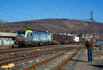 Die BLS Cargo 405 – Re 475 405-7 (91 85 4475 405-7 CH-BLSC) f�hrt am 24.03.202, mit einem KLV-Zug, durch Niederschelden �ber Siegstrecke (KBS 460) in Richtung K�ln.