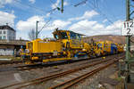 Die Plasser & Theurer Universalstopfmaschine UNIMAT 09-4x4/4S (Kombinierte Gleis- und Weichenstopfmaschine), Schweres Nebenfahrzeug Nr.