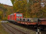 Die 185 303-5 (TRAXX F140 AC2) am Haken mit der kalten 185 029-6 (TRAXX F140 AC1) beide der DB Cargo AG fahren am 02.11.2021 mit einem leeren Coilzug durch den Bahnhof Kirchen (Sieg) in Richtung