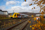 Der VT 504 (95 80 1648 104-5 D-HEB / 95 80 1648 604-4 D-HEB) ein Alstom Coradia LINT 41 der neuen Generation der HLB (Hessische Landesbahn GmbH) verlässt am 18.11.2021, als RB 90