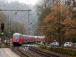 Steuerwagen voraus erreicht der RE 9 rsx - Rhein-Sieg-Express (Aachen– Köln - Siegen) am 16.12.2021 den Bahnhof Kirchen (Sieg).