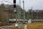 Die an die Retrack (ein Tochterunternehmen der VTG) vermietete Siemens Vectron der Railpool 193 811-7 (91 80 6193 811-7 D-Rpool) „Jule  f�hrt am 05.01.2022 mit einem Zuckerzug (VTG