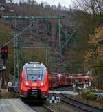 Gefahren von einem freundlichen Lokführer, erreichen zwei gekuppelte Bombardier Talent 2 der DB Regio NRW (der fünfteilige 442 302 / 442 802 und der vierteilige 442 261 / 442 761) am