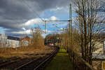 Der Blick in Fahrtrichtung Siegen auf den Bahnhof Scheuerfeld (Sieg) am 05.02.2022, hier rechts der Bahnsteig 411 (Fahrtrichtung Betzdorf).