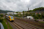 Der Dieseltriebzug VT 262 (95 80 0648 162-5 D-HEB / 95 80 0648 662-4 D-HEB) ein Alstom Coradia LINT 41 der HLB (Hessische Landesbahn), ex Vectus VT 262, erreicht am 11.05.2023, als RB 93 Rothaarbahn
