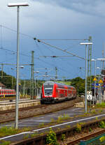 Die Bahnstrecke (Siegstrecke) zwischen Au (Sieg) und Wissen (Sieg) ist bis auf weiteres unterbrochen. In Höhe Etzbach wurden Schäden am Bahndamm festgestellt, auf einer Länge von rund 30 Metern gibt es eine Gleisabsenkung und so sind die Gleise an dieser Stelle bis auf weiteres nicht befahrbar. So ist von Köln bzw. von Altenkirchen (Westerwald) kommend für die Züge in Au (Sieg) Schluss. 

Hier steht am 27.08.2023 der RE 9 rsx - Rhein-Sieg-Express im Bahnhof Au (Sieg) zur Abfahrt via Köln Hbf nach Aachen Hbf zur Abfahrt bereit.
