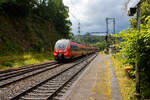 Zwei gekuppelte vierteilige Bombardier Talent 2 (442 255 / 442 755 und 442 256 / 442 756), rauschen am 12 Juni 2024, als RE 9 rsx - Rhein-Sieg-Express (Aachen - Köln - Siegen), durch den Bahnhof