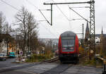 Die 146 004-7 (91 80 6146 004-7 D-DB) der DB Regio NRW erreicht am 22 November 2024, mit dem RE 9 (rsx - Rhein-Sieg-Express) Aachen - K�ln - Siegen, den Bahnhof Kirchen/Sieg.