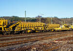 Drei Plasser & Theurer Materialf�rder- und Siloeinheiten (MFS 100) der �sterreichischen Gleisbaufirme PORR AG (Wien) sind, mit einem Schutzwagen, am 26 Dezember 2024, in Scheuerfeld/Sieg abgestellt. Hier im Vordergrund die P&T Materialf�rder- und Siloeinheit MFS 100 S (mit Endladung nach unten ins Gleis m�glich) 99 81 9352 031-4 A-PTU.

TECHNISCHE DATEN:
Hersteller: Plasser & Theurer, Linz an der Donau (�sterreich)
Spurweite: 1.435 mm
L�nge �ber Puffer: 22.900 mm
Achsanzahl: 8 (in 2 Doppel-Drehgestellen)
Drehzapfenabstand der Doppeldrehgestelle: 15.100 mm
Drehzapfenabstand der Einzeldrehgestelle: 3.900 mm Achsabstand der Einzeldrehgestelle: 1.500 mm
Motorleistung: 165 kW (wassergek�hlter Deutz BF6M 1013 C Motor f�r Bandantrieb)
Eigengewicht: 64 t
Nutzlast: 80 t ab D4
Fahrgeschwindigkeit in Schleppfahrt leer, max.: 120 km/h
Fahrgeschwindigkeit in Schleppfahrt beladen, max.:100 km/h
Fassungsverm�gen: 68 m�
F�rderleistung (materialabh�ngig), max.: 700 – 800 m�/h
Entladezeit: ca. 5 min