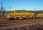 Drei Plasser & Theurer Materialf�rder- und Siloeinheiten (MFS 100) der �sterreichischen Gleisbaufirme PORR AG (Wien) sind, mit einem Schutzwagen, am 26 Dezember 2024, in Scheuerfeld/Sieg abgestellt.

Hier im Vordergrund die P&T Materialf�rder- und Siloeinheit MFS 100 B mit integrierter Beladestation (in Transportstellungen oben auf dem MSF) 99 81 9352 033-0 A-PTU.

TECHNISCHE DATEN:
Hersteller: Plasser & Theurer, Linz an der Donau (�sterreich)
Spurweite: 1.435 mm
L�nge �ber Puffer: 22.900 mm
Achsanzahl: 8 (in 2 Doppel-Drehgestellen)
Drehzapfenabstand der Doppeldrehgestelle: 15.100 mm
Drehzapfenabstand der Einzeldrehgestelle: 3.900 mm Achsabstand der Einzeldrehgestelle: 1.500 mm
Motorleistung: 165 kW (wassergek�hlter Deutz BF6M 1013 C Motor f�r Bandantrieb)
Eigengewicht: 67 t
Nutzlast: 77 t ab D4
Fahrgeschwindigkeit in Schleppfahrt leer, max.: 120 km/h
Fahrgeschwindigkeit in Schleppfahrt beladen, max.:100 km/h
Fassungsverm�gen: 68 m�
F�rderleistung (materialabh�ngig), max.: 700 – 800 m�/h
Entladezeit: ca. 5 min
Besonderheit: mit integrierter Beladestation