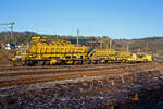 Drei Plasser & Theurer Materialf�rder- und Siloeinheiten (MFS 100) der �sterreichischen Gleisbaufirme PORR AG (Wien) sind, mit einem Schutzwagen, am 26 Dezember 2024, in Scheuerfeld/Sieg abgestellt. Davor auf dem Gleis steht der GOTTWALD Gleisbauschienenkran GS 80.08 T, Schweres Nebenfahrzeug Nr. 99 80 9419 007-6 D-Krebs der Krebs Gleisbau GmbH & Co. KG, Bingen am Rhein (Tochterunternehmen der schweizerischen KREBS Gleisbau AG, Bern), in Transportstellung mit dem Gegenlastwagen 37 80 3940 046-0 D-KREBS der Gattung Res und dem Schutzwagen auslegerseitig 99 80 9383 002-9 D-Krebs..

Hier im Vordergrund (links) die P&T Materialf�rder- und Siloeinheit MFS 100 B mit integrierter Beladestation (in Transportstellungen oben auf dem MSF) 99 81 9352 033-0 A-PTU.

TECHNISCHE DATEN:
Hersteller: Plasser & Theurer, Linz an der Donau (�sterreich)
Spurweite: 1.435 mm
L�nge �ber Puffer: 22.900 mm
Achsanzahl: 8 (in 2 Doppel-Drehgestellen)
Drehzapfenabstand der Doppeldrehgestelle: 15.100 mm
Drehzapfenabstand der Einzeldrehgestelle: 3.900 mm Achsabstand der Einzeldrehgestelle: 1.500 mm
Motorleistung: 165 kW (wassergek�hlter Deutz BF6M 1013 C Motor f�r Bandantrieb)
Eigengewicht: 67 t
Nutzlast: 77 t ab D4
Fahrgeschwindigkeit in Schleppfahrt leer, max.: 120 km/h
Fahrgeschwindigkeit in Schleppfahrt beladen, max.:100 km/h
Fassungsverm�gen: 68 m�
F�rderleistung (materialabh�ngig), max.: 700 – 800 m�/h
Entladezeit: ca. 5 min
Besonderheit: mit integrierter Beladestation
