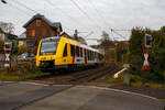 Der VT 503 (95 80 1648 103-7 D-HEB / 95 80 1648 603-6 D-HEB) ein Alstom Coradia LINT 41 der neuen Generation, der HLB (Hessische Landesbahn GmbH), f�hrt am 14 November 2025 von Kirchen/Sieg, hier beim