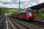 Zwei gekuppelte vierteilige Bombardier Talent 2 (442 258 / 442 758 und 442 755 / 442 255), rauschen am 12 Mai 2013, als RE 9 rsx - Rhein-Sieg-Express (Aachen - K�ln - Siegen), durch den Bahnhof