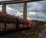 Die 185 249-0 (91 80 6185 249-0 D-DB) der DB Cargo AG fährt am 28 Februar 2026 mit einem Kohlezug durch Siegen-Eiserfeld in Richtung Köln.