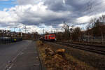 Die 185 249-0 (91 80 6185 249-0 D-DB) der DB Cargo AG fährt am 28 Februar 2026 mit einem Kohlezug durch Siegen-Eiserfeld in Richtung Köln. 

Die TRAXX F140 AC2 wurde 2006 von der Bombardier Transportation GmbH in Kassel unter der Fabriknummer 33788 gebaut und an die damalige Railion Deutschland AG geliefert. 