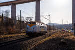Die V 270.09 alias 221 121-7 (92 80 1221 121-7 D-SGL), eine V 200.1 der SGL Schienen Güter Logistik GmbH (Dachau), fährt am 05 März 2026 auf Tfzf (Triebfahrzeugfahrt) / als Lz (Lokzug) durch Siegen-Eiserfeld in Richtung Köln. Die SGL Schienen Güter Logistik GmbH ist seit Herbst 2023 Teil der tschechischen EP Logistik International a.s. in Prag.

Die V 200.1 wurde 1964 von der Krauss-Maffei AG in München-Allach) unter der Fabriknummer 19241 gebaut und als V 200 121 an die Deutsche Bundesbahn geliefert.
Bezeichnungen und Eigentümer waren:
• 1964-1968: DB V 200 121 (Deutsche Bundesbahn)
• 1968-1989: DB 221 121-7 (Deutsche Bundesbahn)
• 1989-2002: ΟΣΕ A 427 (OSE- Organismós Sidirodrómon Elládos / griechische Eisenbahn)
• 2002-2009: 221 121-7 (PE - Prignitzer Eisenbahn GmbH)
• seit 2009: V 270.09 alias 221 121-7 (92 80 1221 121-7 D-SGL) der SGL - Schienen Güter Logistik GmbH, Dachau

Ende 1988 erwarb die ΟΣΕ (Griechische Staatsbahn) 20 Lokomotiven der Baureihe V 200.1 von der DB und ließ sie in Deutschland und Italien technisch und optisch aufarbeiten. 2002 wurde die Lok A 415 zusammen den anderen 19 Lokomotiven der Baureihe durch die PE - Prignitzer Eisenbahn GmbH von der ΟΣΕ - Organismós Sidirodrómon Elládos übernommen und per Schiff zurück nach Deutschland transportiert. 2009 wurde die Lok an die SGL - Schienen Güter Logistik GmbH abgegeben und erhielt zum 29.September 2009 eine Untersuchung mit Neulackierung in den Farben hellgrau-schwarz. Zudem bekam die Lok neue MTU-Motoren. Nach der Untersuchung im Spätsommer 2018 zeigte sich die Lok in einer weiß-gelben Lackierung. 

Eingebaute Motoren:
Von 1964 bis 2009: 2 Stück Maybach Mercedes-Benz Dieselmotor vom Typ OM 835 Ab (MB 835 Ab), ein V12-Zylinder-Viertakt- Dieselmotor mit Kolbenkühlung, mit einem Hubraum von 78.254 cm³ bzw. 78,25 Liter (Bohrung 190 mm x 230 mm Hub) und einer Leistung von je 1.350 PS.

seit 2009: 2 Stück MTU - Motoren- und Turbinenunion (Friedrichshafen), Typ 12V 4000 R41, ein wassergekühlten V12-Zylinder-Dieselmotor mit Abgasturbolader und Ladeluftkühlung, mit einem Hubraum von 57.199 cm³ bzw. 57,2 Liter (Bohrung 170 mm x 210 mm Hub) und einer Leistung von je 2.000 PS.

Bei der DB-Baureihe V 200.1 handelt es sich um eine Diesellokomotive der Deutschen Bundesbahn. Von 1962 bis 1965 wurden insgesamt 50 Lokomotiven beschafft, ab 1968 wird sie als Baureihe 221 geführt.  Die Baureihe V 200.1 ist eine Weiterentwicklung der Baureihe V 200.0. Von der Baureihe V 200.0 unterscheidet sich die V 200.1 im Wesentlichen durch die stärkeren Antriebsmotoren von 2 × 1.350 PS gegenüber 2 × 1.100 PS. Die Höchstgeschwindigkeit beträgt 140 km/h. Diese wurden notwendig, da durch das gestiegene Verkehrsaufkommen die Züge länger und schwerer geworden waren. Dadurch kamen die Lokomotiven der Baureihe V 200.0 an ihre Leistungsgrenzen, was nicht selten zu Verspätungen führte. Das höhere Gewicht der neuen Motoren wurde zum Teil durch den Einsatz von Leichtbaustoffen und die Verwendung eines leichteren Kessels für die Dampfheizung wieder ausgeglichen. Die Leichtbauweise führte zu Beginn der 1980er Jahre zu zunehmenden Korrosionsschäden. Der hohe Unterhaltungsaufwand der zweimotorigen Lokomotiven und der rückläufige Güterverkehr im Ruhrgebiet führte bis Ende Mai 1988 zur Ausmusterung der Maschinen.
