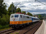 Die 111 049-3 (91 80 6111 049-3 D-GfF) der GfF - Gesellschaft f�r Fahrzeugtechnik mbH (Crailsheim) f�hrt am 02 Juli 2026 mit einem Leerzug, bestehend aus zwei ex InterRegio-Wagen der 2. Klasse mit Mehrzweckabtei (Gattung Bimdz), durch den Bahnhof Kirchen/Sieg in Richtung K�ln. Nochmals einen lieben Gru� an den freundlichen Lokf�hrer zur�ck. 

Die Lok wurde 1975 von Henschel in Kassel unter der Fabriknummer 31895 gebaut und an die Deutsche Bundesbahn geliefert. In der Lackierung gelb/wei� (wie hier) fuhr die Lok 1990 und 1991 als Lufthansa-Airport-Express die LHA-Verbindung Stuttgart–Frankfurt Flughafen. Ich finde diese Farbgestaltung steht der Lok sehr gut.  

Technik und Geschichte:
Die DB Baureihe 111 war die Nachfolgerin der Schnellzuglok-Baureihe 110. Weil nach Ende der 110er-Produktion noch immer Bedarf an weiteren schnellfahrenden E-Loks bestand, wurde Anfang der 1970er Jahre von der damaligen Deutschen Bundesbahn entschieden, auf Basis bew�hrter Teile der Baureihe 110 die Nachfolgereihe 111 zu entwickeln. Besonderes Augenmerk legte man dabei auf die Verbesserung der Laufruhe bei hohen Geschwindigkeiten durch neue Drehgestelle und verbesserte Arbeitsbedingungen f�r den Lokf�hrer. Hierzu wurde vom Bundesbahn-Zentralamt in M�nchen und dem Hersteller Krauss-Maffei der DB-Einheitsf�hrerstand entwickelt, der nach neuesten ergonomischen Erkenntnissen gestaltet wurde und bis heute bei den meisten Neubau-Lokomotiven und Steuerwagen zum Einsatz kommt.

Die Konstruktion der Baureihe 111 lehnte sich im wesentlich an die der Baureihe 110 an, wurde jedoch in Teilen entscheidend verbessert bzw. erweitert. Im mechanischen Teil ist dabei insbesondere auf die neuartigen Drehgestelle zu verweisen, die Rads�tze werden hierin �ber Lemniskatenlenker gef�hrt. F�r die Abst�tzung des Lokkastens kommen Flexicoilfedern zum Einsatz. Im elektrischen Teil der Baureihe 111 wurden die Fahrmotoren WB 372 der Baureihen 110 und 140 und deren Transformator weiterverwendet. Nachdem die Antriebskr�fte urspr�nglich �ber einen Gummiring-Kardanantrieb �hnlich dem der Baureihe 103 �bertragen werden sollten, blieb man nach Versuchen mit der dazu umgebauten 110 466 beim bew�hrten Gummiringfederantrieb der Baureihe 110, da der Antrieb der Baureihe 103 erst jenseits von 160 km/h wesentliche Vorteile hatte. Auf dem Dach waren die neuen Einholm-Stromabnehmer Bauart SBS 65 vorgesehen, welche jedoch bei den Maschinen der ersten bis dritten Serie (111 001–146) nur zum Teil verwendet wurden und kurz darauf wieder abgebaut und gegen Scherenstromabnehmer der Bauart DBS 54 ausgetauscht wurden, da die Einholmstromabnehmer f�r die Baureihe 103 ben�tigt wurden. Deshalb fahren Loks der ersten Serien teilweise bis heute mit Scheren-Stromabnehmern DBS 54a. Ab 111 147 wurde dann ausnahmslos der SBS 65 verwendet, ab der f�nften Bauserie (ab 111 179) dessen Weiterentwicklung SBS 81. 

Die Platzierung des Trafos aufrecht in der Mitte des Maschinenraums wurde beibehalten, die Aufteilung des Maschinenraums jedoch so modifiziert, dass es vor und hinter dem Transformator nur einen mittigen Maschinenraumgang gibt. Die Schaltung der Fahrmotoren erfolgt in bew�hrter Manier hochspannungsseitig mittels elektromotorisch betriebenen Schaltwerks in 28 Fahrstufen �ber Thyristor-Lastschalter. Die Motoren k�nnen als elektrische Bremse genutzt werden, sie arbeiten dann jeder auf einen eigenen Bremswiderstand. Bremsleistung und Bremskraft konnten im Vergleich zur Baureihe 110 gesteigert werden. Die entstehende W�rme wird �ber Dachl�fter abgef�hrt, welche nun vom Bremsstrom angetrieben werden. Geregelt wird die Bremse �ber einen Hallgenerator, wie er bereits bei der letzten 110er-Serie zum Einsatz kam. Neben der elektrischen Bremse sind auch eine mehrl�sige Druckluftbremse, eine pneumatische, direkt wirkende Zusatzbremse sowie je Drehgestell eine Spindelhandbremse vorhanden. Bei Betriebsbremsungen werden �ber das F�hrerbremsventil die indirekte und �ber den gekuppelt mitgef�hrten Bremssteller die elektrische Bremse angesteuert, mit deren Wirksamkeit die indirekte Druckluftbremse der Lok deaktiviert wird. Lediglich bei Schnellbremsungen wirken sowohl Druckluft- wie auch die elektrische Bremse. F�llt die Elektrische Bremse aus, steht sofort in vollem Umfang die indirekte Druckluftbremse zur Verf�gung. Gegenw�rtig wird bei den 111ern ein elektronischer Gleitschutz nachger�stet, welcher sowohl auf die Druckluft- wie auch die Elektrische Bremse wirkt, nachdem die 111 in den Herbstmonaten stets zur Flachstellenbildung neigte.

Von den Loks der Baureihe 111 wurden zwischen 1974 bis 1984 insgesamt 227 St�ck von verschiedenen Herstellern (AEG, BBC, Henschel, Krauss-Maffei, Krupp, Siemens) gebaut, ca. 60 St�ck (Stand 2026) sind noch im Bestand der DB. 

TECHNISCHE DATEN:
Spurweite: 1.435 mm (Normalspur)
Achsformel: Bo'Bo'
L�nge �ber Puffer: 16.750 mm
H�he: 4.489 mm
Breite: 3.130 mm
Drehzapfenabstand: 7.900 mm
Achsabstand im Drehgestell: 3.400 mm
Dienstgewicht:  83,0 t
Stundenleistung: 4�925 kW = 3.700 kW
Dauerleistung:  4�905 kW = 3.620 kW
Dienstgewicht: 83 t 
Anfahrzugkraft: 274 kN
Dauerleistung der elektrischen Bremse: 3.600 kW
H�chstgeschwindigkeit: 160 km/h