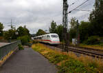 Gef�hrt von dem ICE 1-Triebkopf 401 005-4 (93 80 5401 005-4 D-DB) f�hrt am 22 Juli 2026, der leere ICE 1 LDV-Kurzzug (9 Mittelwagen) Tz 116 „Pforzheim“ wohl auf �berf�hrungsfahrt, auf der Siegstrecke (KBS 460) durch Siegen-Eiserfeld in Richtung K�ln. Ein LDV-Kurzzug ist ein modernisierter ICE-1-Triebzug (2. Modernisierung 2020) der DB Fernverkehr AG, der im Rahmen der Lebensdauerverl�ngerung (LDV) von urspr�nglich 12 auf 9 Mittelwagen verk�rzt wurde.

Hier der Triebkopf 401 005-4, der eigentlich nicht dem Tz 116 „Pforzheim“ zugeordnet ist, wurde 1989 von Thyssen-Henschel in Kassel unter der Fabriknummer 32924 gebaut, der elektrische Teil ist von der ABB Ltd - Asea Brown Boveri. Welcher Triebkopf am Zugschluss war konnte ich nicht erkennen. 
