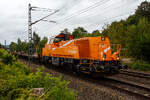 Die Voith Gravita 10 BB - 261 302-4 „EYMEN“ (92 80 1261 302-4 D-FSI) der FSI Logistik GmbH (Bottrop) f�hrt am 22 Juli 2026, mit einem leeren Flachwagenzug, durch Siegen-Eiserfeld in Richtung K�ln.

Die Voith Gravita 10 BB wurde 2008 der Voith Turbo Lokomotivtechnik GmbH & Co. KG in Kiel unter der Fabriknummer L04-10002 gebaut. Sie war die zweite Lok von dem Typ, und lief als Vorf�hrlok (92 80 1261 302-4 D-VTLT) f�r die VTLT - Voith Turbo Lokomotivtechnik GmbH & Co. KG. Nachdem erhalt der endg�ltigen Inbetriebnahme-Genehmigung im September 2010, wurde sie an die northrail GmbH in Hamburg verkauft und bekam die NVR-Nummer 92 80 1261 302-4 D-NRAIL, hier hatte sie viele Mietstationen. Am 23.03.2026 wurde sie dann an die FSI Logistik GmbH in Bottrop verkauft, hier bekam sie den Namen EYMEN.