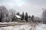   Es ist Winter im Hellertal - Blick auf den Bahnhof Würgendorf am 02.12.2017, links das alte Bahnwärterhaus.