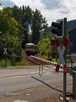Nachschu�: Diesel-Triebzug 928 677-4 / 628 677-7 Daadetalbahn der Westerwaldbahn (WEBA) hat am 04.08.2012 den Haltepunkt Alsdorf verlassen und den Bahn�bergang �berquert, nun f�hrt er weiter in