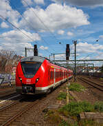 Die DB  Grinsekatzen , ein f�nfteiliger Alstom Coradia Continental mit modifiziertem Kopf 1440 236 / 1440 736 der DB Regio NRW erreicht am 30.04.2023, als RE 8  Rhein-Erft-Express  (Koblenz  - K�ln -