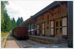 Der Bahnhof Rennsteig am 24.08.2013, blick vom Vorplatz auf den historische G�terboden, heute als  Gleis 1  eine Erlebnisgastronomie.