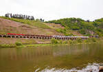   W�hrend die 189 035-9 und 189 040-9 der DB Cargo Deutschland AG einen 5.500 Tonnen schweren Erzzug am 28.04.2018 auf dem P�ndericher Hangviadukt in Richtung Trier, mit dem Endziel Dillinger H�tte