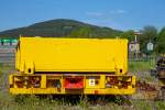 S  o von der Stirnseite k�nnte man meinen es w�re ein LKW von hinten, es ist aber ein Gleisbauanh�nger T5020-2 (Schienengebundenes Ger�t Registrier Nr.