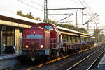 Die 298 329-4 (98 80 3298 329-4 D-DB) eine ehemalige V 100.4, der DB Cargo AG, ex 293 029-5, ex DR 111 029-5, fährt am 19.09.2019, mit drei Flachwagen, durch den Hauptbahnhof Brandenburg an der