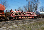 Drehgestellflachwagen für den Transport von Blechtafeln,31 80 4726 107-7 D-DB, der Gattung Slps-u 725, der DB Cargo Deutschland AG, am 22.04.2021 im Zugverband bei der Zugdurchfahrt in Rudersdorf