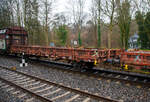 2-achsiger Flachwagen mit Seiten- und Stirnwandklappen sowie Seiten- und Stirnwandrungen, 21 80 3301 688-0 D-DB, der Gattung Ks 447, ex DR Ks 3301, der DB Cargo AG am 31.01.2023 im Zugverband bei der