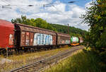 Zwei zweiachsige großräumige Schiebewandwagen (Gedeckter Wagen in Sonderbauart), vorne 21 80 2457 908-6 D-DB und dahinter 21 80 2458 653-5 D-DB, beide der Gattung Hbbillns 305 der DB Cargo AG, am 11 Juli 2025 im Zugverband bei einer Zugdurchfahrt in Rudersdorf (Kr. Siegen). 

Der Hbbillns 305 ist ein Güterwagen mit zwei Radsätzen, zweiteiligen Aluminium-Schiebewänden und sechs verriegelbaren Trennwänden. Dieser großräumige gedeckte Wagen ist mit Schiebewänden ausgerüstet, die von einer Person bewegt werden können. Im geöffneten Zustand ist der Zugang zur gesamten Ladefläche von beiden Seiten möglich.

Das Be- und Entladen mit Gabelstaplern ist damit sowohl von einer Rampe als auch von ebener Erde möglich. Dieser Wagen ist für eine schonende Beförderung hochempfindlicher Güter verschiedener Art mit der Transportschutzeinrichtung  Verriegelbare Trennwände  ausgestattet. Bei Transportschutzeinrichtungen kann der Wagenraum in einzelne Kammern unterteilt werden. Ladefläche und Laderaum verringern sich um den Anteil der eingebauten Transportschutzeinrichtung. Die verriegelbaren Trennwände rasten in Lochleisten (alle 45 mm) in Fußboden und am Obergurt des Wagens ein. Die 6 Trennwände in Stahl-Holz-Verbundbauweise sind 2.400 mm hoch und 2.650 mm breit, sie sind alle 45 mm verriegelbar. Belastbarkeit durch das Ladegut (Anlagefläche mindestens 1.600 mm breit x 700 mm hoch), gegen 1 Trennwand beträgt maximal 5 t bzw. gegen 2 unmittelbar nebeneinander verriegelte Trennwände maximal 7 t.

Das Untergestell ist als Schweißkonstruktion hergestellt und besteht aus zwei durchlaufenden Außenlangträgern und Querträgern, die die Langträger verbinden und auf denen die Kräfte aus Fußboden und Nutzlast über Fußbodenträger abgesetzt werden. Der Fußboden besteht aus 45 mm dicken Kiefernbohlen und ist zum Befahren mit Gabelstaplern für eine Belastung von max. 2,2 t pro Vorderrad zugelassen.

TECHNISCHE DATEN:
Gattung/Bauart: Hbbillns 305
Spurweite: 1.435 mm (Normalspur)
Länge über Puffer: 15.500 mm
Achsabstand: 8.000 mm
Laufraddurchmesser: 920 mm (neu)
Eigengewicht: 16.300 kg
Ladelänge: 14.200 mm
Ladefläche: 41,3 m²
Laderaum: 105,0 m³
Max. Zuladung: 28,5 t(ab Streckenklasse D) / auf DB Netz auch CM 25,5 t
Max. Geschwindigkeit: 100 km/h (beladen) / 120 km/h (leer)
Kleinster befahrbarer Gleisbogen: R 50 m
Intern. Verwendungsfähigkeit: RIV
