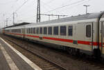 Der modernisierte klimatisierte zweite Klasse IC Gro�raum-Reisezugwagen, D-DB 61 80 20-91 597-0, der Gattung Bpmmz 284.5, der DB Fernverkehr AG, eingereiht im Zugverband als Wagen Nr.