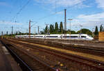 Der blaugestreifte ICE 3neo – Velaro MS, Tz 8029 „Europa/Europe“ (93 80 5408 029-7 D-DB etc.) der DB Fernverkehr AG, verlässt am 24 Juni 2025, als ICE 121 von Amsterdam Centraal