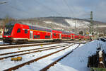 Steuerwagen voraus rauscht der RE 9 rsx - Rhein-Sieg-Express (Siegen – K�ln – Aachen) am 21.01.2023 durch Niederschelden (Sieg) in Richtung Betzdorf.