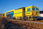 Im Einsatz die Plasser & Theurer Universalstopfmaschine Unimat 09-475/4S (Schweres Nebenfahrzeug Nr.