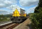   Die DLI 112  Goliath  (98 80 3423 0165 D-DL) der Die-Lei GmbH (Kassel), ex KFBE V 75, mit leerem Schüttgutwagenzug fährt mit 20 km/h am 29.07.2011 über das Baugleis (der KBS 445) in