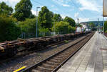 Leerer vierachsiger 60' Drehgestell-Containertragwagen für Großcontainer und Jumbo-Wechselbehälter, 37 80 4556 005-7 D-ERR, der Gattung Sgns³, der ERR European Rail Rent GmbH (Duisburg), am 30 Juli 2025 im Zugverband bei einer Zugdurchfahrt im Bahnhof Kirchen/Sieg.

Das Untergestell ist eine verwindungsweiche, geschweißte Rahmenkonstruktion aus Walz- und Blechprofilen, gebildet aus den Kopfstücken, den Hauptquerträgern und den äußeren Langträgern. Diese Wagen sind mit 28 klappbare Containerriegel mit Zapfen ausgerüstet. Sie besitzen zudem 2 klappbare Rangierergriffe UIC 535-2 und einen mittleren Übergang.

TECHNISCHE DATEN:
Spurweite: 1.435 mm (Normalspur)
Anzahl der Achsen: 4 (in zwei Drehgestellen)
Länge über Puffer: 19.640 mm
Drehzapfenabstand: 14.200 mm
Achsabstand im Drehgestell: 1.800mm
Raddurchmesser: 920 mm (neu) / 840 mm (abgenutzt)
Max. Ladelänge: 18.400 mm (60´)
Höhe der Ladeebene über SOK: 1.155 mm
Höchstgeschwindigkeit: 100 km/h (beladen) / 120 km/h (leer)
Eigengewicht: 18.700 kg
Maximales Ladegewicht: 71,3 t (ab Streckenklasse D)
Kleinster bef. Gleisbogenradius: R = 75 m
Bauart der Bremse: KE-GP-A (K)
Verwendungsfähigkeit: TEN GE / G1