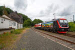 Am 05.07.2021 in Scheuerfeld (Sieg) beim Kleinbahnhof der WEBA (Westerwaldbahn) stehen bereit f�r ihre n�chste Aufgabe, der Abfuhr von schweren Holzz�gen:   Vorne die Bombardier TRAXX F160 AC3 LM, 187