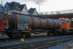 Vierachsiger-Drehgestell Kesselwagen f�r Salpeters�ure (>98%), der Gattung Zacs, registriert als 33 80 7868 691-6 D-GATXD der GATX Rail Germany GmbH am 28.01.2022 in Herdorf, im Zugverband eines