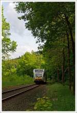   Ein Stadler GTW 2/6 der Hellertalbahn kommt von Herdorf und erreicht gleich den Haltepunkt Gr�nebach Ort.